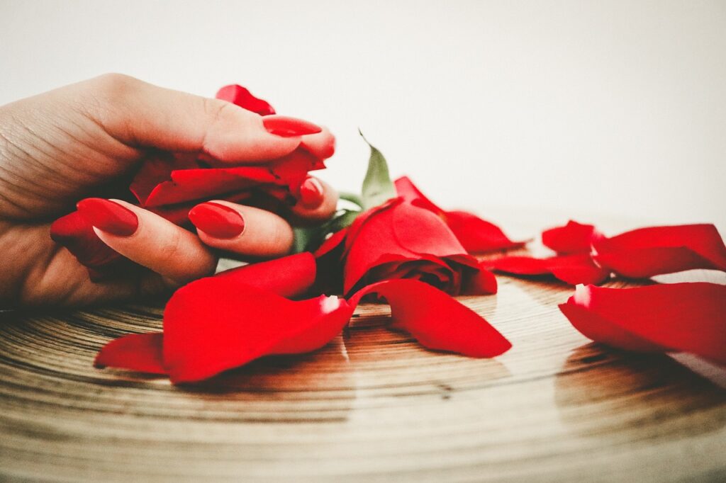 red, flower background, nails-967997.jpg